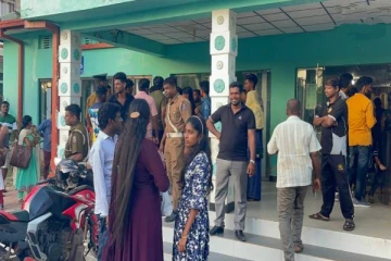 மன்னாரில் பாடல் போட்டி: பாரிய பண மோசடி! ஏமாற்றத்துடன் திரும்பிய மக்கள்