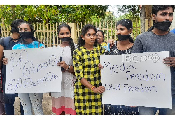 வாயில் கறுப்புத்துணிகளைக் கட்டி போராட்டத்தில் ஈடுபட்ட யாழ். பல்கலைக்கழக மாணவர்கள் | Journalist Attacked In Sri Lanka