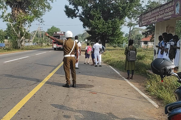 தமிழர்பகுதியில் தொடரும் அவலநிலை; நடவடிக்கை எடுப்பார்களா அதிகாரிகள்!(Photos) | Buses That Do Not Carry Students