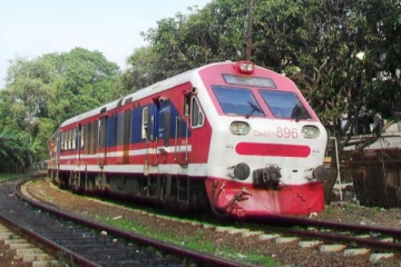 ரயிலுடன் வேன் மோதி விபத்து; பெண்ணுக்கு நேர்ந்த கதி