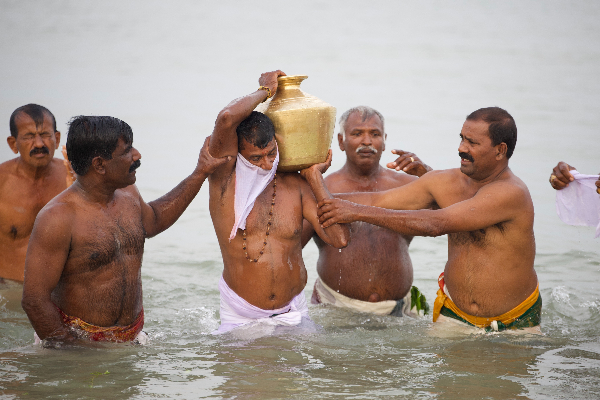 உப்பு நீரில் விளக்கெரியும் வற்றாப்பளை அம்மனின் தீர்த்தம் எடுக்கும்  உற்சவம்! (Photos) | The Goddess S Theertham Is A Festival