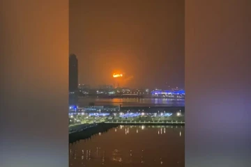 நெருப்பு கோளமான சரக்கு கப்பலால் துபாய் துறைமுகத்தில் பரபரப்பு