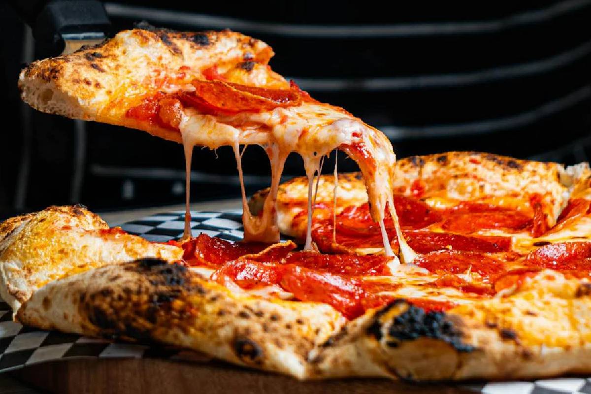 ஒரு பெப்பரோனி பீட்சாவால் ஐந்து மாதம் சிறை தண்டனை அனுபவித்த அவுஸ்திரேலியர் | Aussie Was Jailed A Pizza