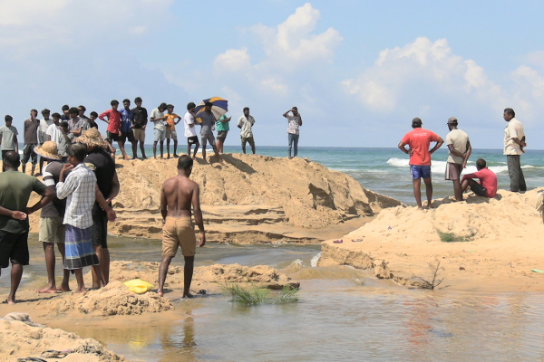 மட்டக்களப்பு முகத்துவாரம் வெட்டப்பட்டு வெள்ளநீர் வெளியேற்றும் பணி முன்னெடுப்பு | Work Drain Floodwaters Batticaloa Begins மட்டக்களப்பு முகத்துவாரம் வெட்டப்பட்டு வெள்ளநீர் வெளியேற்றும் பணி முன்னெடுப்பு | Work Drain Floodwaters Batticaloa Begins