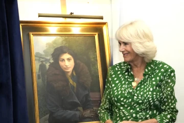 பிரித்தானியாவில் இந்திய வம்சாவளி பெண்ணின் உருவப்படத்தை திறந்துவைத்த ராணி கமிலா; யார் அவர்?