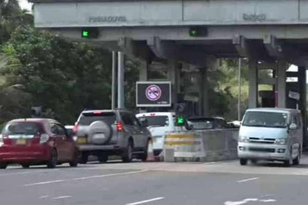 அதிவேக வீதியில் வசமாக சிக்கிய இளைஞர்கள் ; காருக்குள் காத்திருந்த அதிர்ச்சி | Youth Caught On Expressway