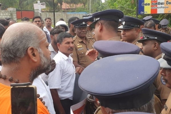 பொலிசாரின் தாக்குதலில் வேலன் சுவாமி வைத்தியசாலையில் | Velan Swami Is In The Hospital Attacked Police