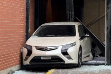 சுவிட்சர்லாந்தில் கடைக்குள் மோதிய காரால் பரபரப்பு: வெளிநாட்டவர்கள் இருவர் கைது