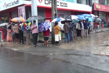 சதொசவில் ஒரு கிலோ  சீனிக்காக காத்திருக்கும் மக்களின் அவலநிலை!