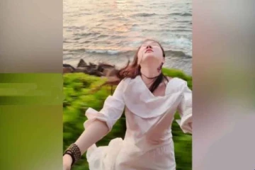 புகைரதத்தில் தொங்கியபடி பயணித்த சீன யுவதிக்கு நடந்த சம்பவம்