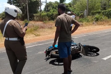 மரத்தில் மோதிய மோட்டார் சைக்கிள் ; அதீத வேகத்தால் பறிபோன உயிர்