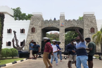 திருகோணமலையில் மகிந்த குடும்பம் பதுங்கியதாக வெளியாகிய தகவல்! ஒன்று திரண்ட மக்கள்