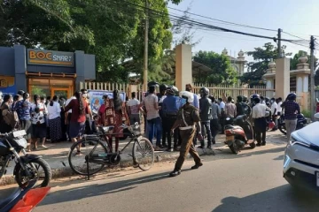 யாழ்.பல்கலைக்கழக வாயில்களை மறித்து மாணவர்கள் போராட்டம்!