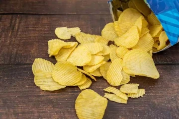 சிப்ஸ் பாக்கெட்டால் வந்த வினை... 75 வயது முதியவர் மீது பற்றிய நெருப்பு