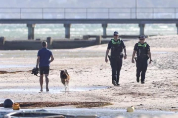 கடல் அலையில் அடித்துச் செல்லப்பட்ட 4 பதின்ம வயதினர்., தீவில் உயிருடன் கண்டுபிடிக்கப்பட்ட அதிசயம்!