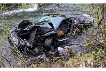 ஐரோப்பிய நாடொன்றில் பிரித்தானியர்களுக்கு நேர்ந்த சோகம்: ஆற்றில் பாய்ந்த 300,000 மதிப்பு கார்