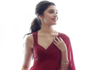 நடிகை க்ரித்தி ஷெட்டி ரெட் ஹாட் சேலையில் அழகிய போட்டோஷூட்