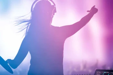 හිතාමතාම කොවිඩ් ආසාදනය කර ගනිමින් ජනප්‍රිය ගායිකාවක් මියයයි.