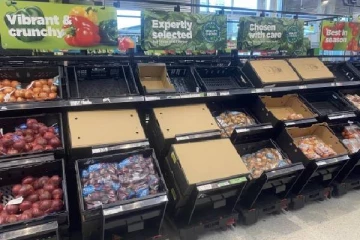 பழங்கள், காய்கறிகளுக்கு கட்டுப்பாடுகள் விதித்த பிரித்தானிய பல்பொருள் அங்காடிகள்: குமுறும் மக்கள்