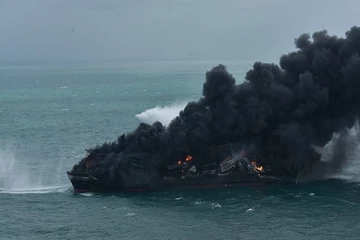 கொழும்பு துறைமுகத்திற்கு அருகில் தீக்கிரையான கப்பல் - பாதிப்பு தொடர்பில் மேற்கொள்ளப்படவுள்ள ஆய்வு