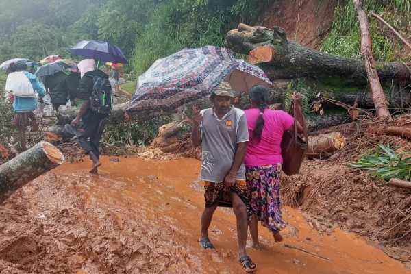 15,000 அதிக மண்சரிவு அபாயமுள்ள இடங்கள்; மக்கள் வெளியேற்றம் | 15 000 High Landslide Risk Areas People Evacuated