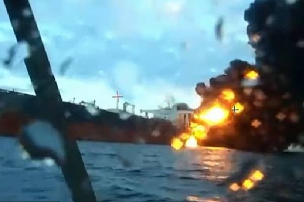 கருங்கடலில் உக்ரைன் கைவரிசை... நெருப்பு கோளமான ரஷ்யாவின் ரகசிய எண்ணெய் கப்பல்கள் | Sea Drones Destroy Putin Tankers