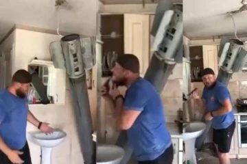 வீட்டுக்குள் புகுந்த ரஷ்ய ஏவுகணை! கண்டுகொள்ளாமல் சவரம் செய்த உக்ரேனியர்..வைரலாகும் வீடியோ