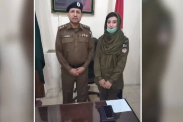 19 வயது அழகிய பெண்ணிடம் மனதை பறிகொடுத்த 55 வயது பொலிஸ் உயரதிகாரி! விமர்சனத்தை கிளப்பிய திருமணம்.. தம்பதி புகைப்படம்