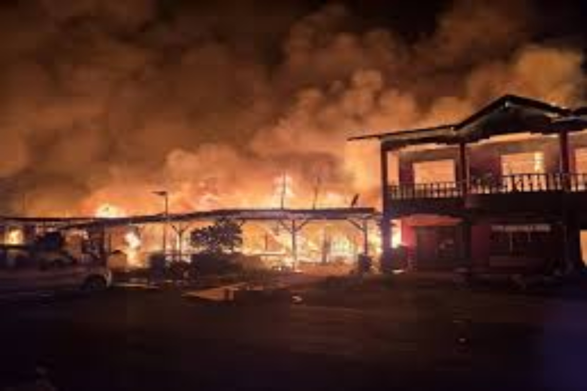 வெளிநாடொன்றில் நள்ளிரவு நேரம் பற்றிய தீ :200 வீடுகள் முற்றாக அழிந்தன : நிர்க்கதியான ஏழை மக்கள் | Fire Destroys 200 Homes In Malaysian Village