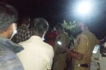 බසයේදී වයෝවෘද්ද අයෙකුගේ ලක්ෂ එකහමාරක් කොල්ල කා පැනගිය තරුණයෙක් ප්රදේශවාසීන් අල්ලාගෙන සිදු කළ දේ..