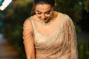 பார்வதி நாயரின் கிளாமர் போட்டோஷூட்