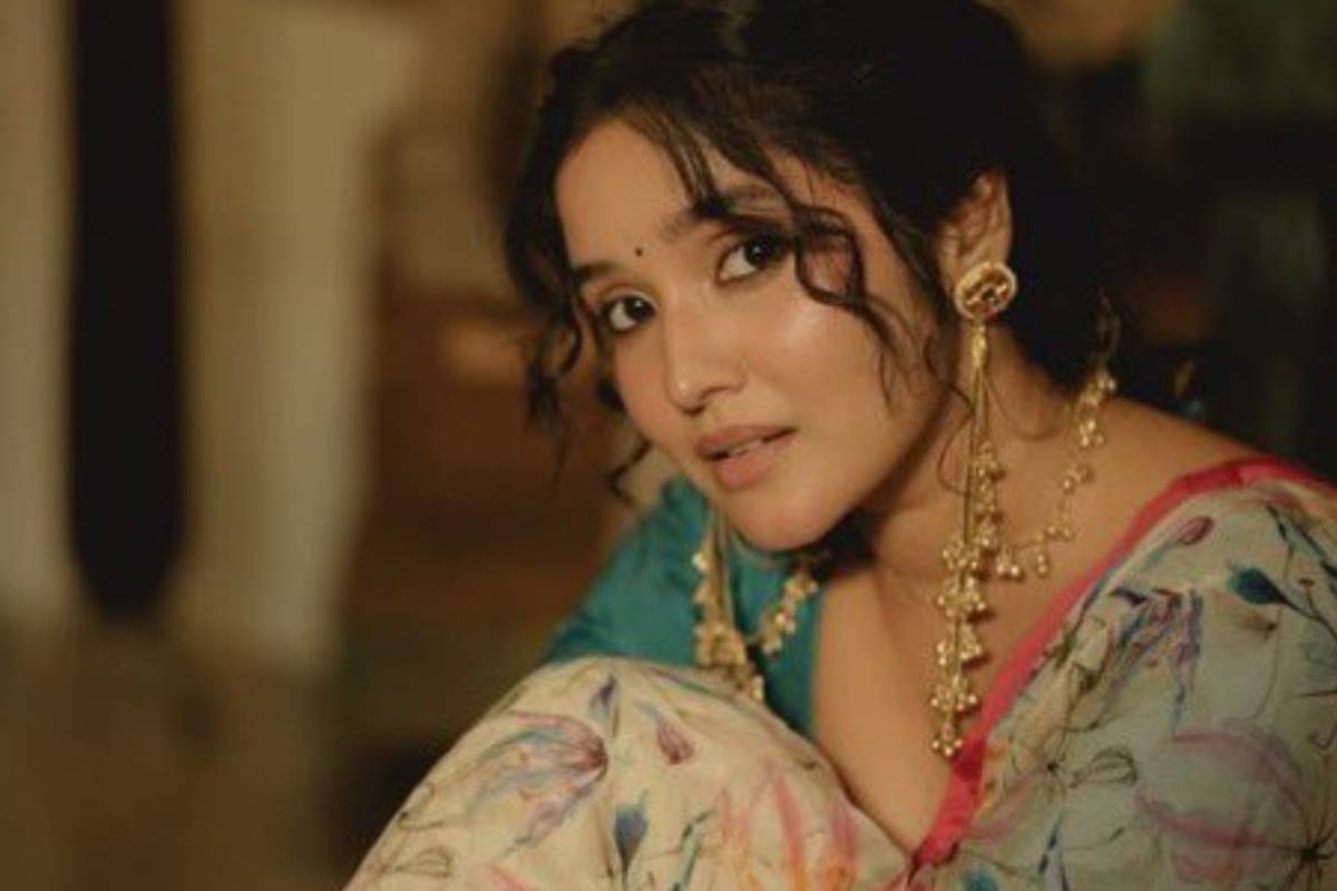 ரெண்டே போட்டோ தான்!! ரசிகர்களை கவர்ந்த நடிகை அனிகா சுரேந்திரன்.. | 21 Age Actress Anikha Surendran Recent Photos