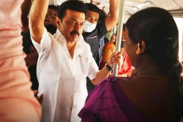 காரை நிறுத்தி விட்டு அரசுப் பேருந்தில் ஏறிய முதலமைச்சர் மு.க.ஸ்டாலின் - என்ன காரணம்?