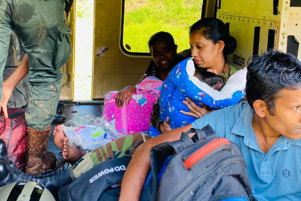 கண்டியில் ஆபத்தில் சிக்கியிருந்த குழந்தையை அதிரடியாக மீட்ட சிறப்பு கொமாண்டோ | Baby Saved By Military Mission In Sri Lanka கண்டியில் ஆபத்தில் சிக்கியிருந்த குழந்தையை அதிரடியாக மீட்ட சிறப்பு கொமாண்டோ | Baby Saved By Military Mission In Sri Lanka