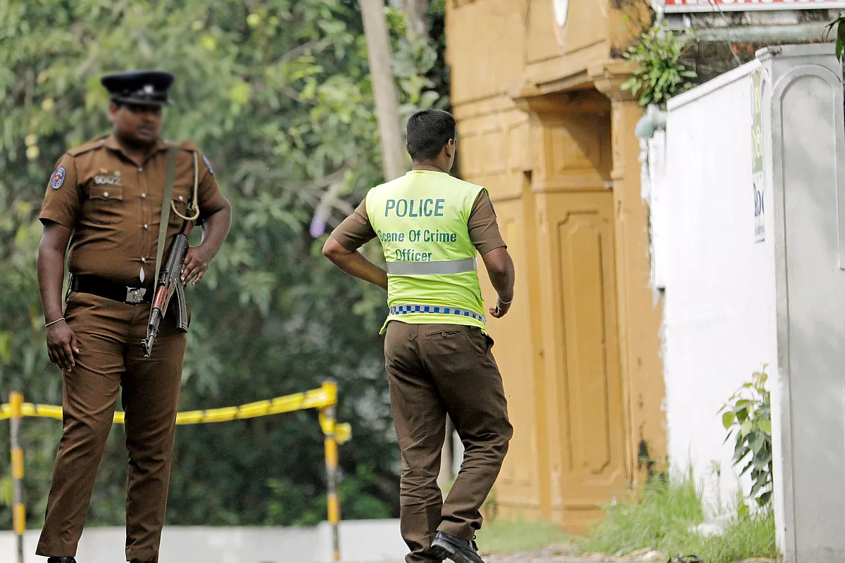 மூன்று மாடி வீட்டிற்குள் நுழைந்த பொலிஸாருக்கு காத்திருந்த அதிர்ச்சி.. தப்பியோடிய ஆபத்தான நபர் | Police Raided Luxury Three Story House Nalluruwa மூன்று மாடி வீட்டிற்குள் நுழைந்த பொலிஸாருக்கு காத்திருந்த அதிர்ச்சி.. தப்பியோடிய ஆபத்தான நபர் | Police Raided Luxury Three Story House Nalluruwa