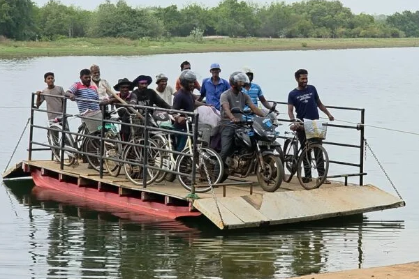 வெருகல் - புன்னையடி இழுவைப் படகு ; ஆபத்தான நிலையில் பயணம் செய்யும் மக்கள் | Verugal Punnaiyadi Tugboat Dangerous Journey