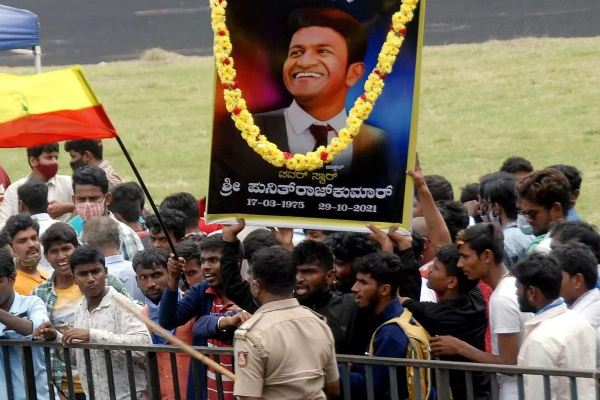 புனித் ராஜ்குமார் இறந்த பின்னரும்.. நெகிழ்ச்சியில் ஆழ்த்திய ரசிகர்கள் | Puneeth Rajkumar Fans Eye Donation