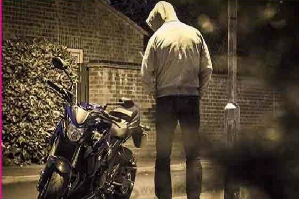 மருத்துவமனையில் இருந்து வைத்திய நிபுணரின் மோட்டார் சைக்கிள் திருட்டு | A Doctors Motorcycle Is Stolen From The Hospital