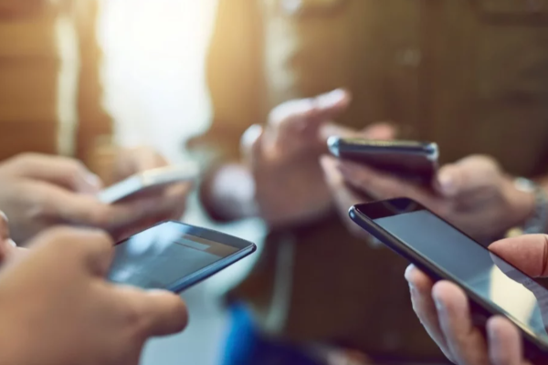 தொலைபேசி பயன்பாட்டால் அதிகரிக்கும் நீரிழிவு அபாயம் ; ஆய்வில் வெளியான அதிர்ச்சி | Phone Use Linked To Higher Diabetes Risk