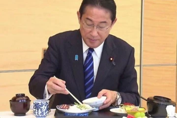 ஆபத்தில்லை என்பதை உணர்த்த மீன் சாப்பிட்ட ஜப்பான் பிரதமர்!