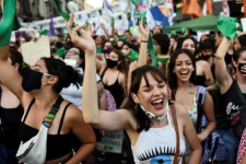 இனி கருவை கலைக்கலாம்! பிரபல நாட்டில் அமுலுக்கு வந்த வரலாற்று சிறப்புமிக்க சட்டம்: ஆயிரக்கணக்கான பெண்கள் கொண்டாட்டம்