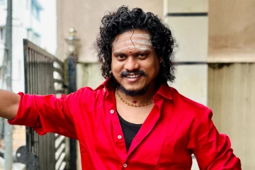 பின்னால் இருப்பதற்கு சந்தோஷப்படுகிறேன்.. விஜய் டிவி புகழ் கமலுடன் வெளியிட்ட போட்டோ