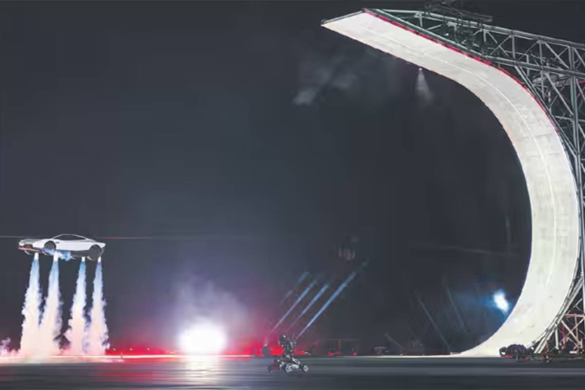 சாலையில் பறந்தும் செல்லும் கார் ; டெஸ்லாவின் புதிய அறிமுகம் | A Car Flies On The Road Tesla S New Introduction