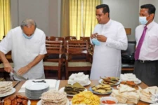 கொரோனா தொற்றுக்குள்ளான அமைச்சரின் பிறந்தநாள் கொண்டாட்டம்