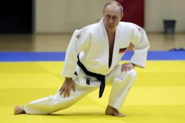 உக்ரைன் மீதான   தாக்குதல் எதிரொலி ; பறிபோகின்றது புட்டினின் கருப்பு பட்டி!