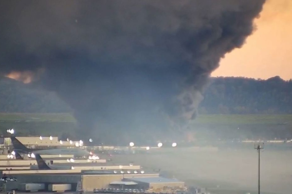 அமெரிக்காவில் மக்கள் குடியிருப்புக்குள் வெடித்து சிதறிய விமானம் | The Plane Crashed Into The Ground Minutes Takeoff அமெரிக்காவில் மக்கள் குடியிருப்புக்குள் வெடித்து சிதறிய விமானம் | The Plane Crashed Into The Ground Minutes Takeoff