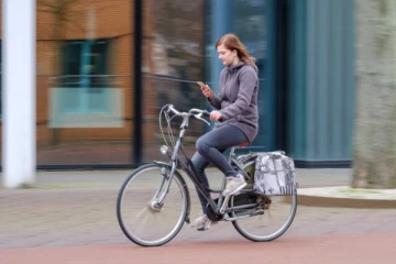 சைக்கிள் ஓட்டும் போது போன் பேசினால் சிறை - போக்குவரத்து விதிகளில் புதிய மாற்றம்