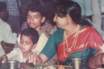 இந்த புகைப்படத்தில் விஜய் மடியில் அமர்ந்திருக்கும் சிறுவன் யார் தெரியுமா! இதோ பாருங்க