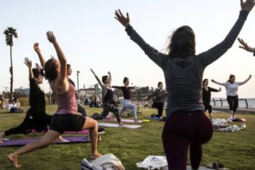 ஒற்றுமையை வெளிக்காட்ட கடற்கரையோரத்தில் இஸ்ரேலிய பெண்கள் செய்த செயல்!