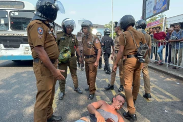 கொழும்பு போராட்டத்தில் ஆடைகள் களையப்பட்ட அவலம்